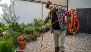 Bahçe Hortumunu Saklamak İçin Akıllı, Yerden Tasarruf Sağlayan IKEA Hack’i