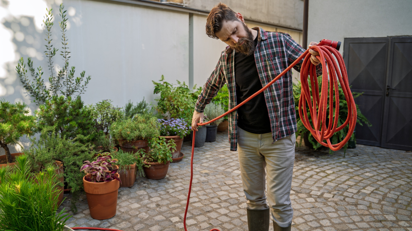 Bahçe Hortumunu Saklamak İçin Akıllı, Yerden Tasarruf Sağlayan IKEA Hack'i