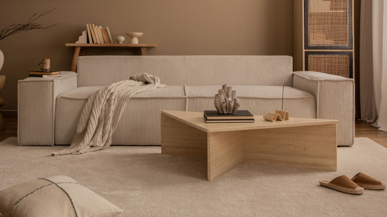 Minimalist bir oturma odasında traverten sehpa