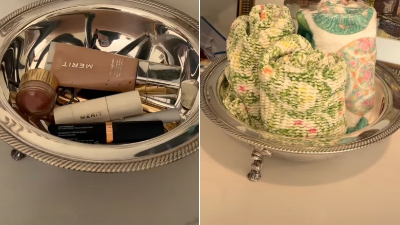 Vintage bir güveç tutucusunun üzerine yerleştirilmiş çeşitli banyo malzemeleri.