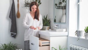 Eski Güveç Tutucuları Vintage Esintili Banyo Düzenleyicilerine Dönüştürün