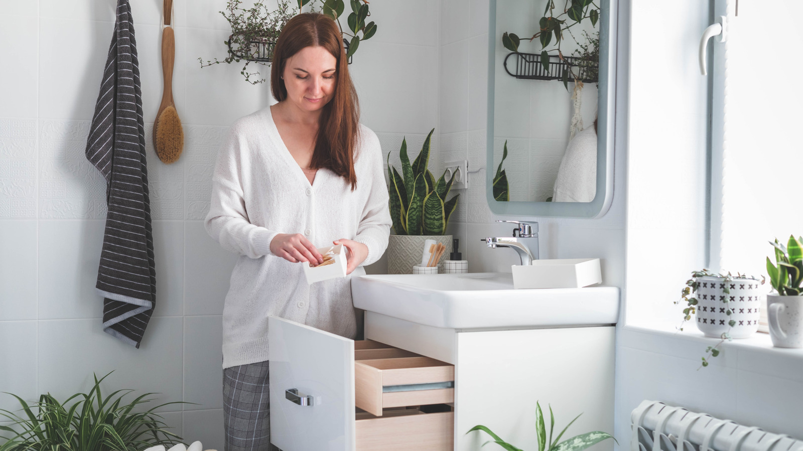 Eski Güveç Tutucuları Vintage Esintili Banyo Düzenleyicilerine Dönüştürün