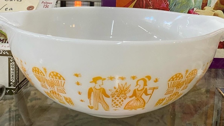 Bir antika mağazasında satılık büyük Balkabağı Butterprint Pyrex kase.
