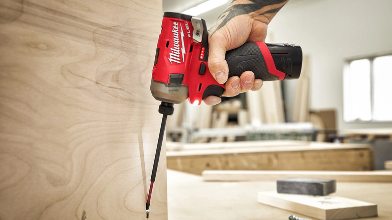 Milwaukee M12 Fuel Surge 12V ¼-İnç Darbeli Sürücü