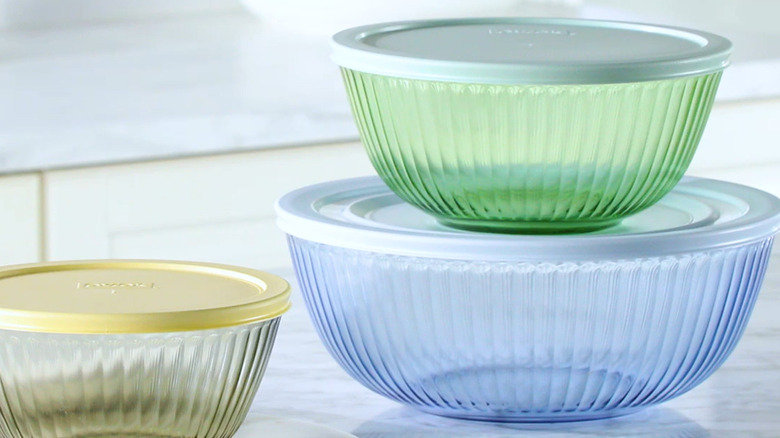 Pyrex Renkli Cam Karıştırma Kaseleri Tezgah Üzerinde Ayarlanıyor