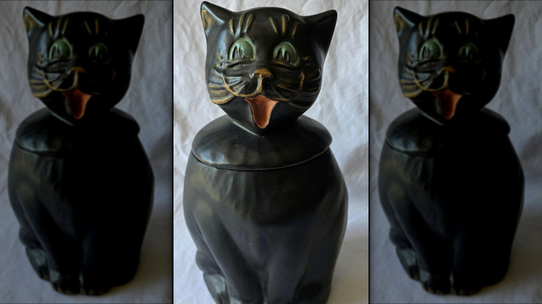 Yeşil gözleri ve gülümseyen ağzı olan siyah bir McCoy Coalby Black Cat Kurabiye Kavanozu