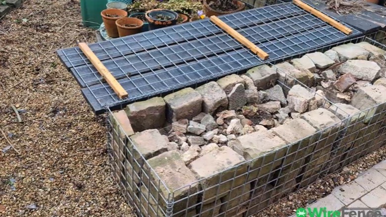 Dışı kayalarla dolu gabion tezgahı, kapağı açık