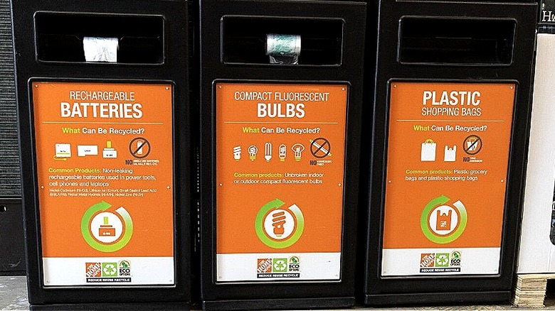 Home Depot'taki pil geri dönüşüm kutusu