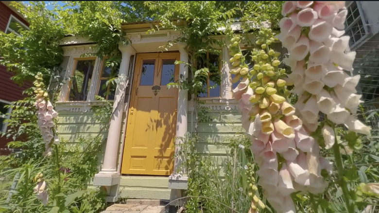 Çiçekler ve asmalarla dolu bir masal evi.