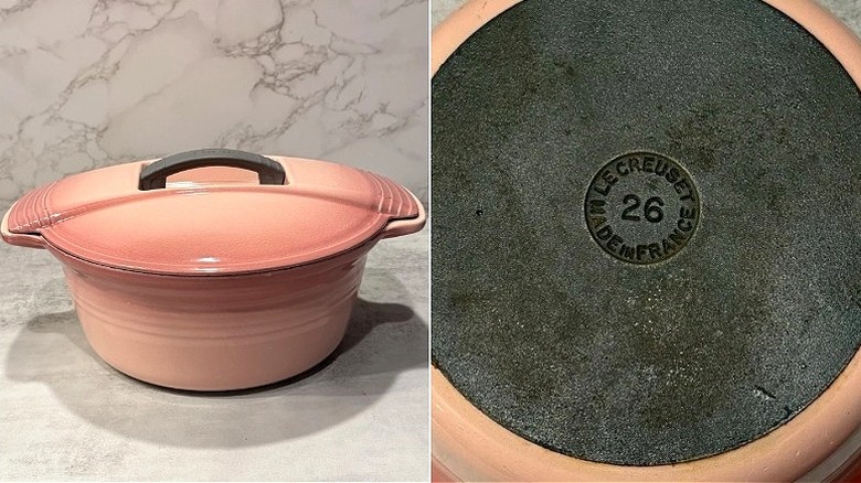 Masanın üzerinde duran kapaklı pembe bir Futura Le Creuset tenceresinin ve yapımcısının işaretinin bulunduğu tencerenin alt kısmının bölünmüş görüntüsü