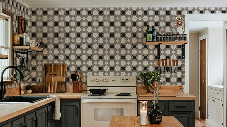 Çarpıcı çini karolara sahip mutfak backsplash'i