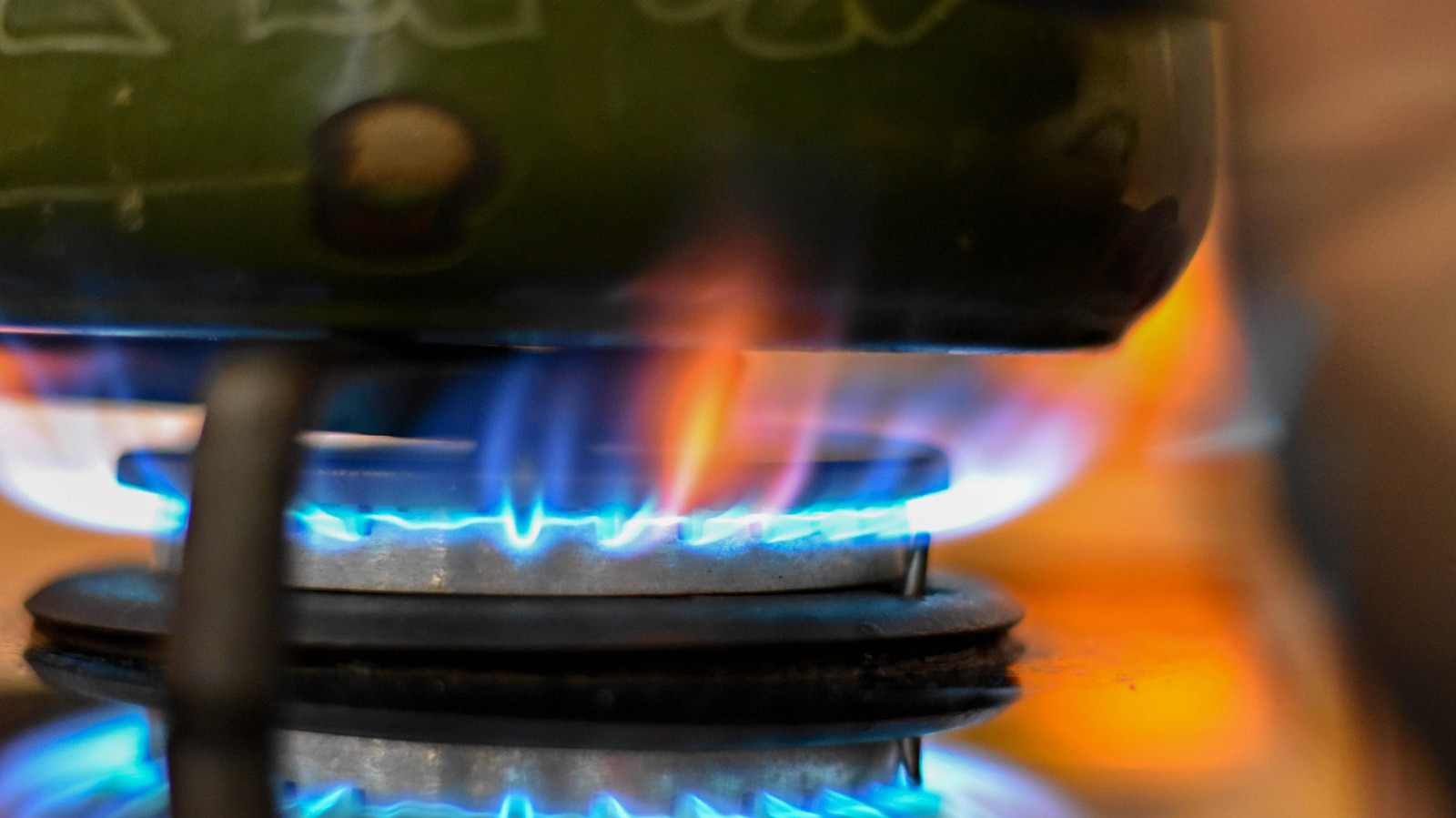 Bu İlgisiz Ev Aleti Gaz Sobasındaki Alevin Tuhaf Renklere Sahip Olmasına Neden Olabilir