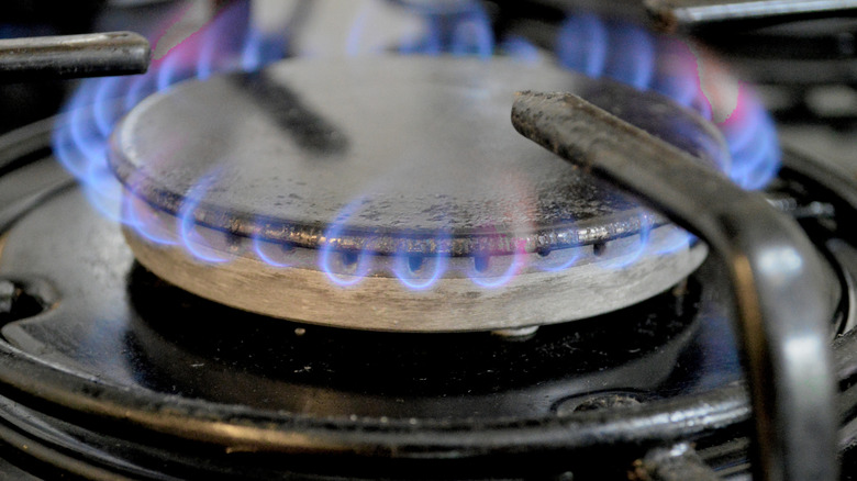 Gaz ocağındaki brülör kafasının kapatılması