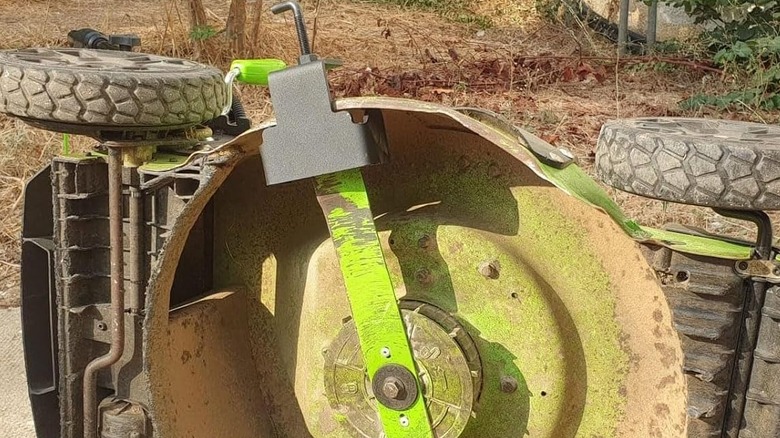 Biçme bıçağını yerinde tutan siyah kelepçe