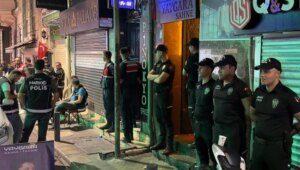 Türk yetkililer LGBTQ karşıtı baskınlar düzenleyerek düzinelerce kişiyi gözaltına aldı