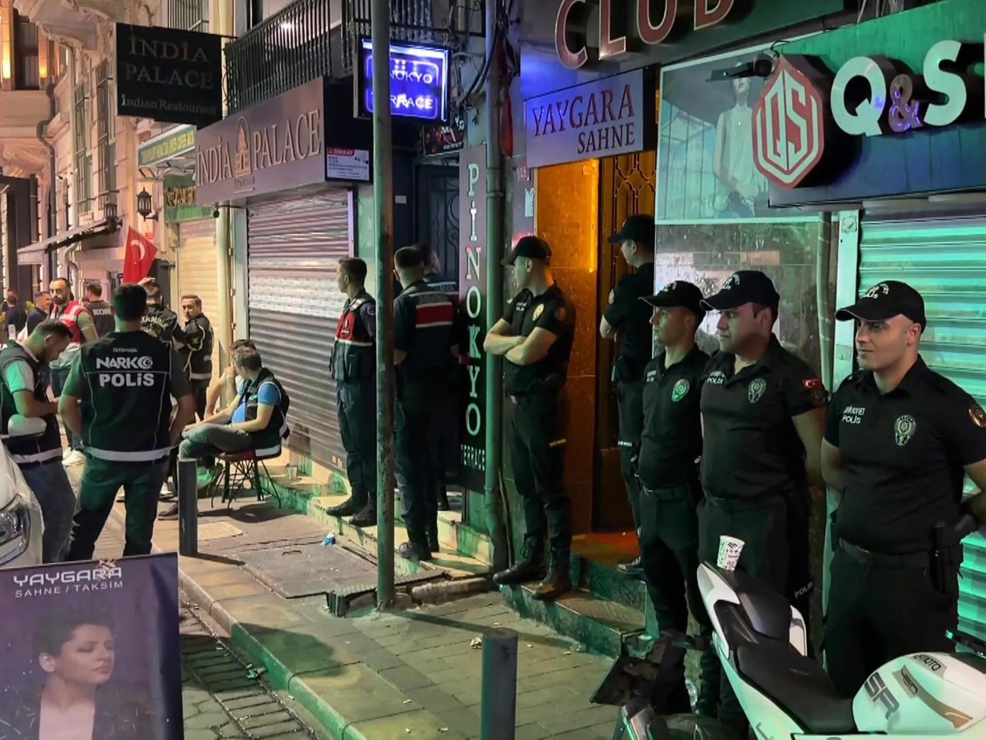 Türk yetkililer LGBTQ karşıtı baskınlar düzenleyerek düzinelerce kişiyi gözaltına aldı