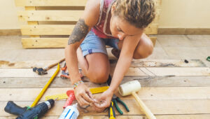 Yapımı İnanılmaz Kolay Bir Pergola İçin Eski Paletleri Yeniden Kullanın