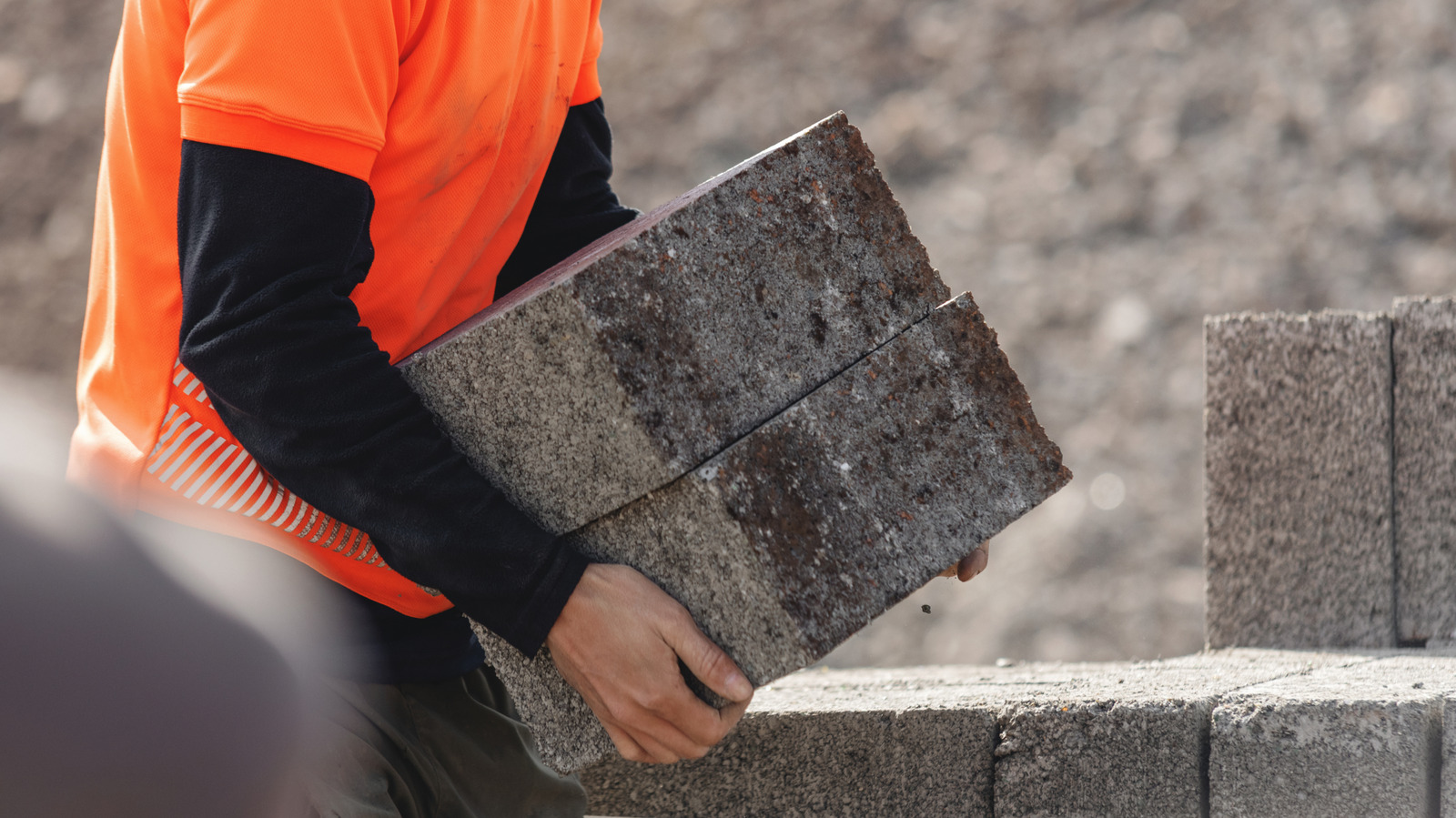 Çift, Basit ve Dayanıklı Bir Yüzme Havuzu İnşa Etmek İçin Beton Bloklar Kullanıyor