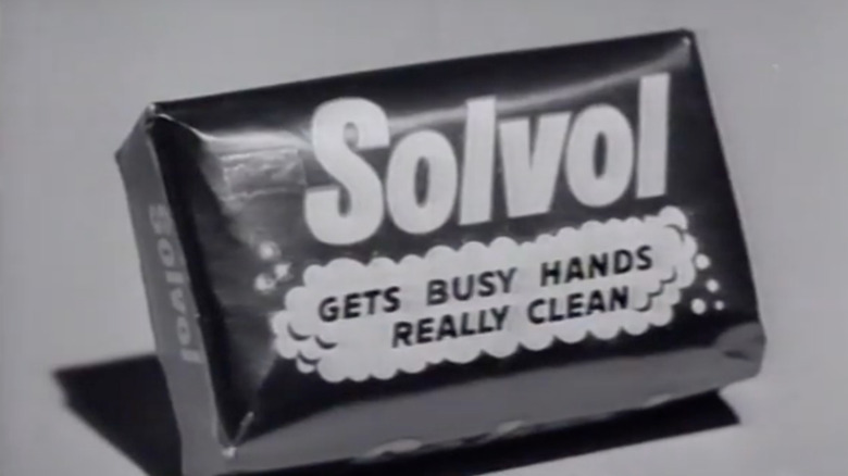 Eski siyah beyaz bir reklamda bir kalıp Solvol sabunu.