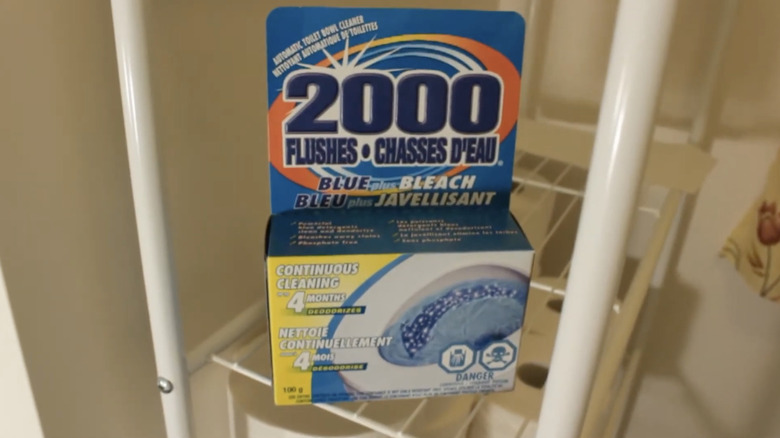 2000 Flushluk bir paket banyodaki tel rafın üzerinde duruyor..