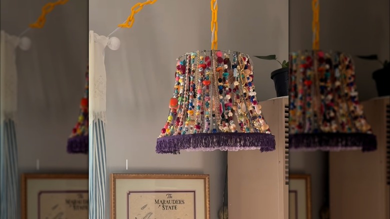 Işık kapalıyken boncuklu DIY abajurun yakından görünümü