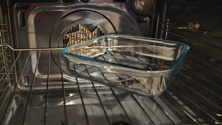 Fırının içindeki boş Pyrex kabı