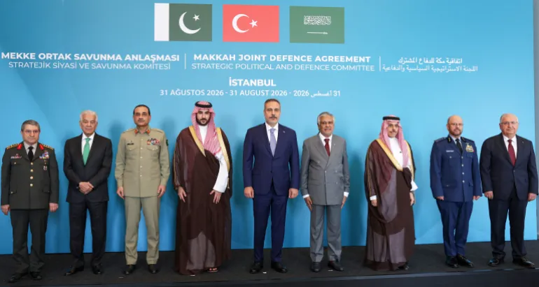 Türkiye Dışişleri Bakanı Hakan Fidan, Pakistan Başbakan Yardımcısı ve Dışişleri Bakanı Muhammed İshak Dar, Suudi Arabistan Dışişleri Bakanı Prens Faysal bin Farhan Al Saud, Türkiye Savunma Bakanı Yaşar Güler, Türkiye Genelkurmay Başkanı Orgeneral Selçuk Bayraktaroğlu, Pakistan Genelkurmay Başkanı ve Genelkurmay Başkanı Mareşal Asım Münir, Pakistan Savunma Bakanı Khawaja Muhammad Asif, Suudi Arabistan Savunma Bakanı Prens Halid bin Salman ve Suudi Arabistan Arabistan Genelkurmay Başkanı Orgeneral Fayyadh bin Hamed Al-Ruwaili, ortak savunma anlaşması kapsamındaki ilk komite toplantısı öncesinde poz veriyor. "Mekke Ortak Savunma Anlaşması"İstanbul, Türkiye, 31 Ağustos 2026. REUTERS/Murad Sezer