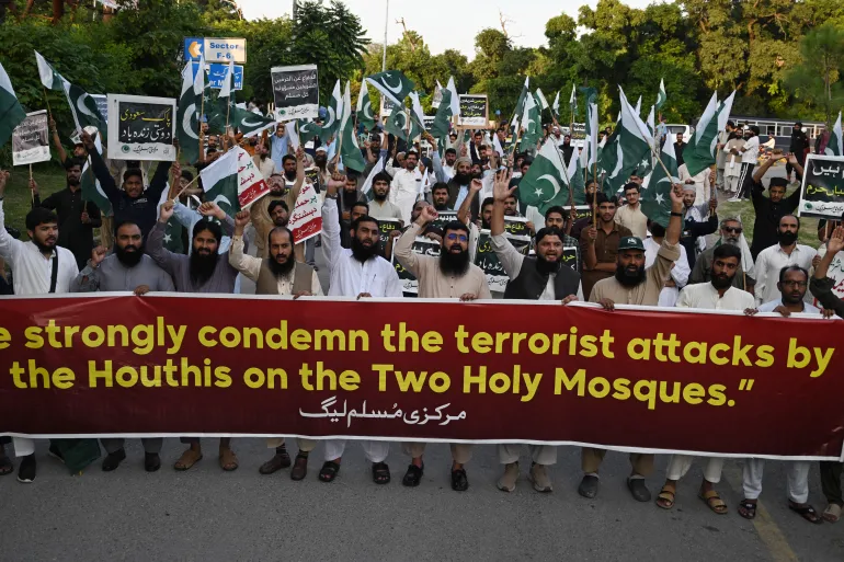 Pakistan Markazi Müslüman Birliği (PMML) destekçileri ve üyeleri, İslam'ın kutsal şehri Mekke'ye düzenlenen saldırının ardından 17 Eylül 2026'da İslamabad'da protesto gösterisi yaparken sloganlar attı.