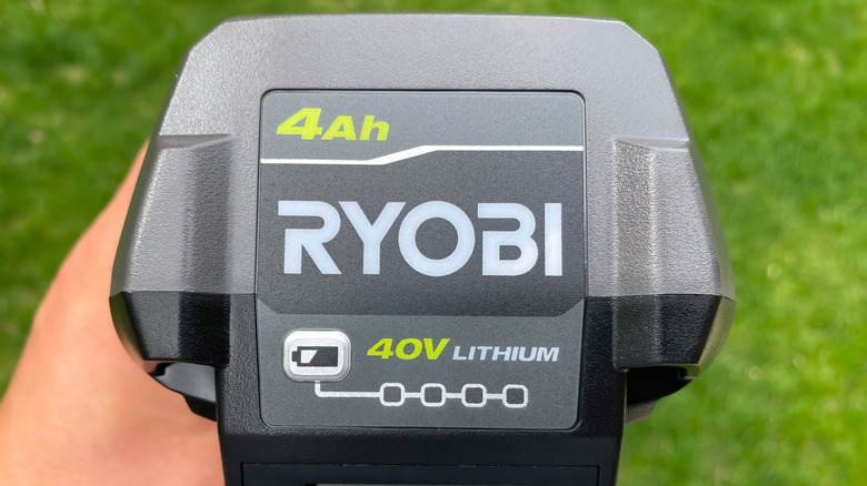 Ryobi 40V pil tutan kişi