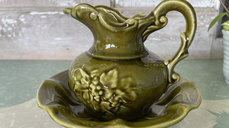 McCoy Pottery'den çiçek desenli vintage bir sürahi ve lavabo seti