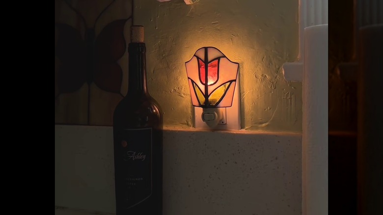 Mutfak tezgahını aydınlatan vitray gece lambası