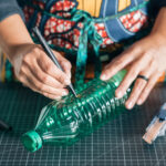Bu DIY ile Eski Bir Plastik Şişeyi Bir Kuruşta Tutumlu Bir Abajura Dönüştürün