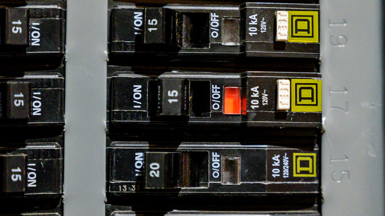 Elektrik kutusundaki devre kesici atmış