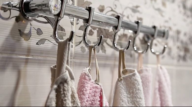Üzerine dikilmiş DIY şerit halkalarından sarkan banyo havluları.