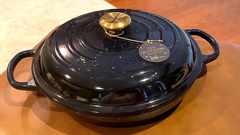 Cosmos'ta sınırlı sayıda üretilen Le Creuset emaye tencere seti, yıldızlarla birlikte
