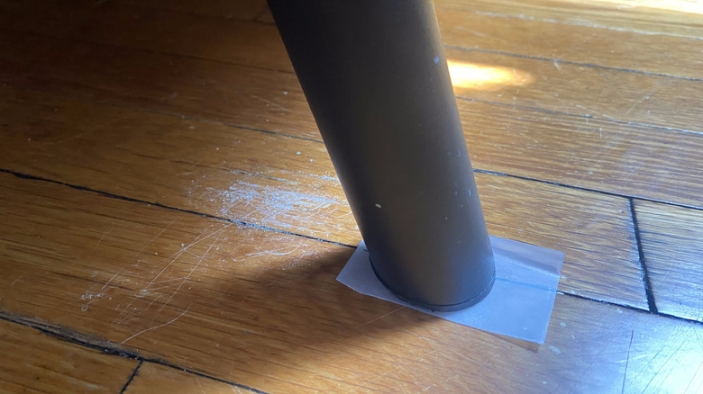 Kanepe ayağının altında plastik bir kayma