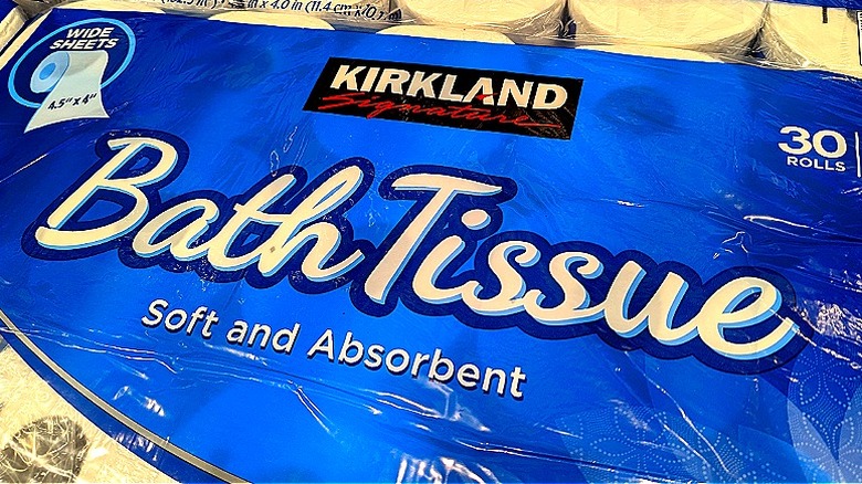 Costco'nun Kirkland Signature banyo mendili 30'lu paketin yakın çekim görüntüsü