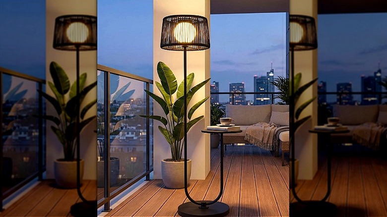 Geceleri verandada Solar Yard lambası ve masa