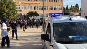 Saldırgan Türkiye’nin batısındaki lise yakınına ateş açarak 11 kişiyi yaraladı