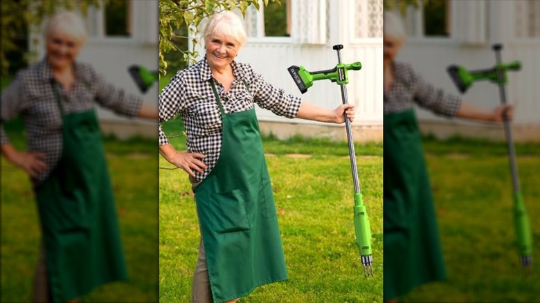 TaskStar ot çekme aletini tutan kadın