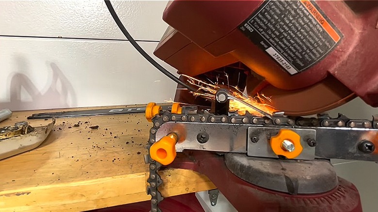Chicago Elektrikli Elektrikli El Aletleri Elektrikli Testere Bileyici, elektrikli testere bıçağını keskinleştiriyor
