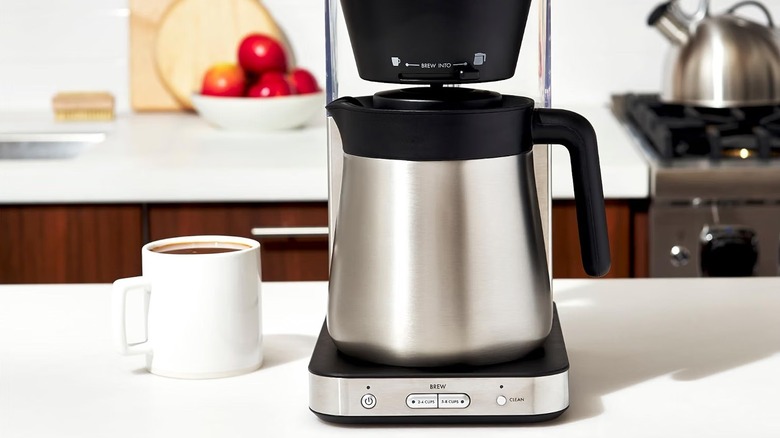 OXO kahve makinesi mutfak adasında bir fincan kahve hazırlıyor