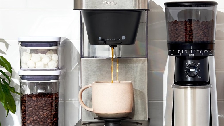 OXO kahve makinesi bir fincan demliyor