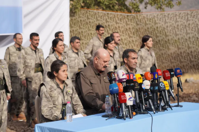 Silahlarıyla birlikte Türkiye'den çekildiği bildirilen Kürdistan İşçi Partisi savaşçıları, 2025'te Kuzey Irak'ın Kandil bölgesinde düzenlenen törenle hazır bulunuyor.