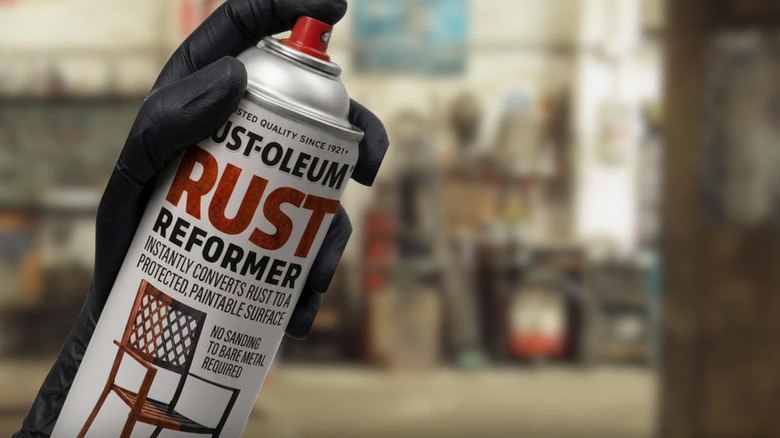 Bir kutu Rust-Oleum Reformer Sprey püskürtülüyor.