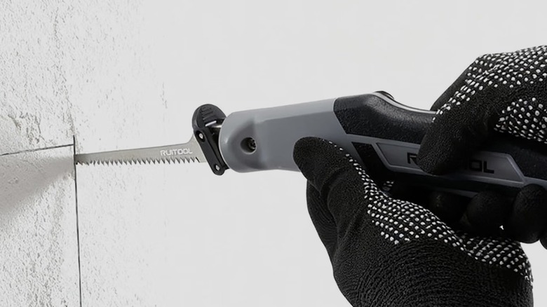Amazon'dan temin edebileceğiniz Ruitool Çok Bıçaklı El Testeresiyle alçıpan kesme