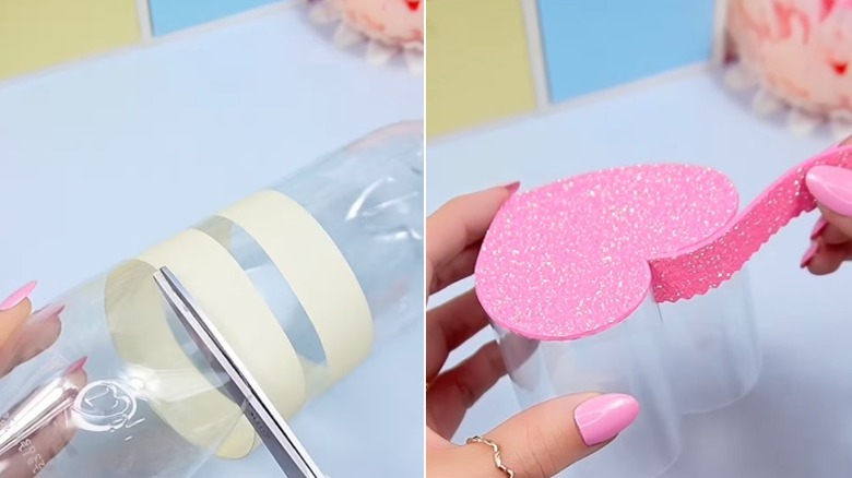 Plastik bir şişeyi bant çizgileri boyunca ikiye böldük ve kalp şeklindeki plastiğe ışıltılı pembe köpükten bir çerçeve ekledik.