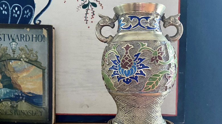 Çiçek desenli ve kulplu, gümüş tonunda champlevé vazo