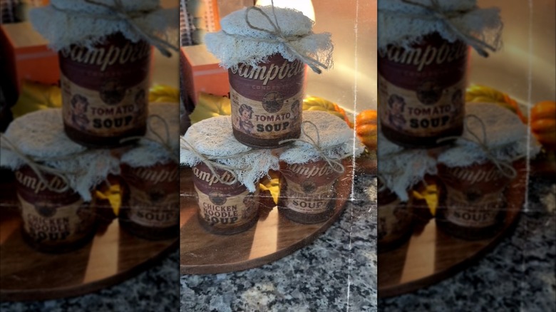 Üst kısmına dantel ve sicim sarılmış üç adet vintage Campbell's Çorba kutusu