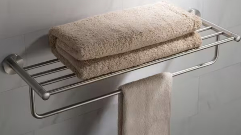 Banyo ortamında pirinç havlu askısı ve raf